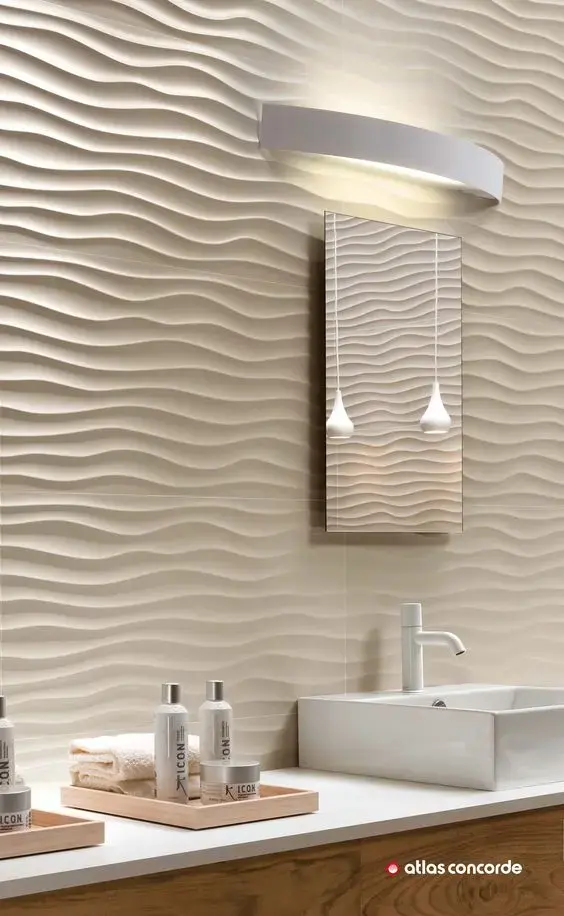 Decoração de banheiro com porcelanato 3D na parede em ondas