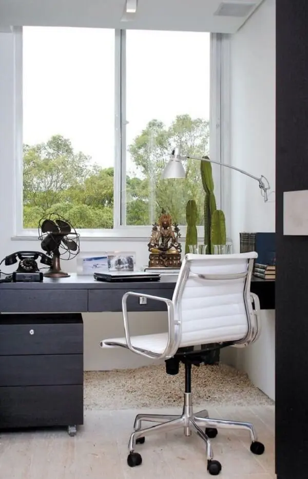 Decoração de home office com gaveteiro preto. Projeto de A1 Arquitetura