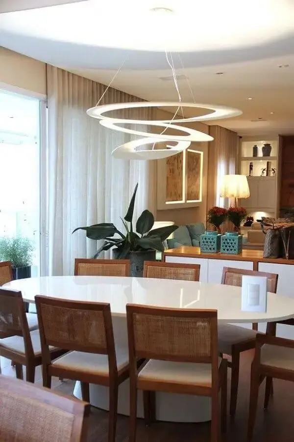 Decoração de sala de jantar com lustre de teto moderno Foto Casa de Valentina