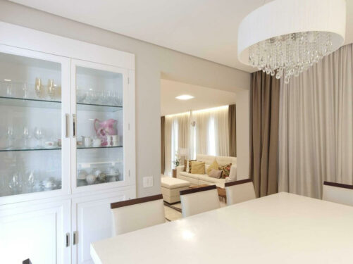 Decore a sala de jantar com aparador branco. Projeto por Daniela Marques Arquitetura