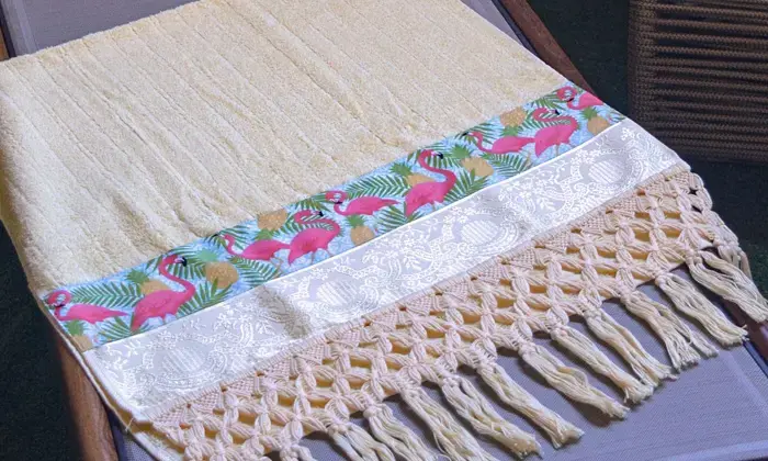 Detalhe de toalha feita com macramê