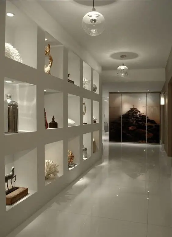 Estante de gesso branca para sala de estar moderna com decoração nos nichos