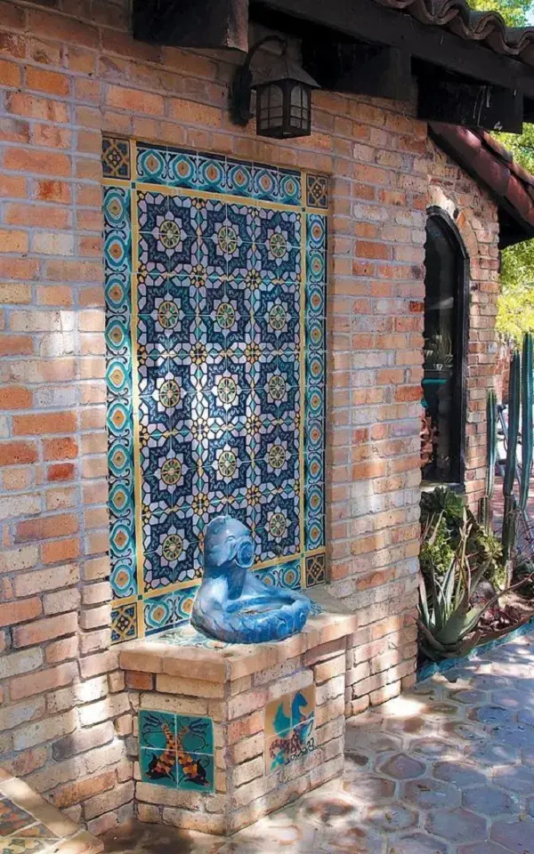 Fachada com revestimento de parede externa em cerâmica e tijolo aparente. Fonte: Pinterest