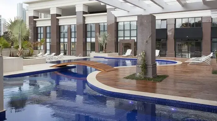 Foto de piscina grande em condomínio. Projeto de Jayme Bernardo Arquitetura e Design