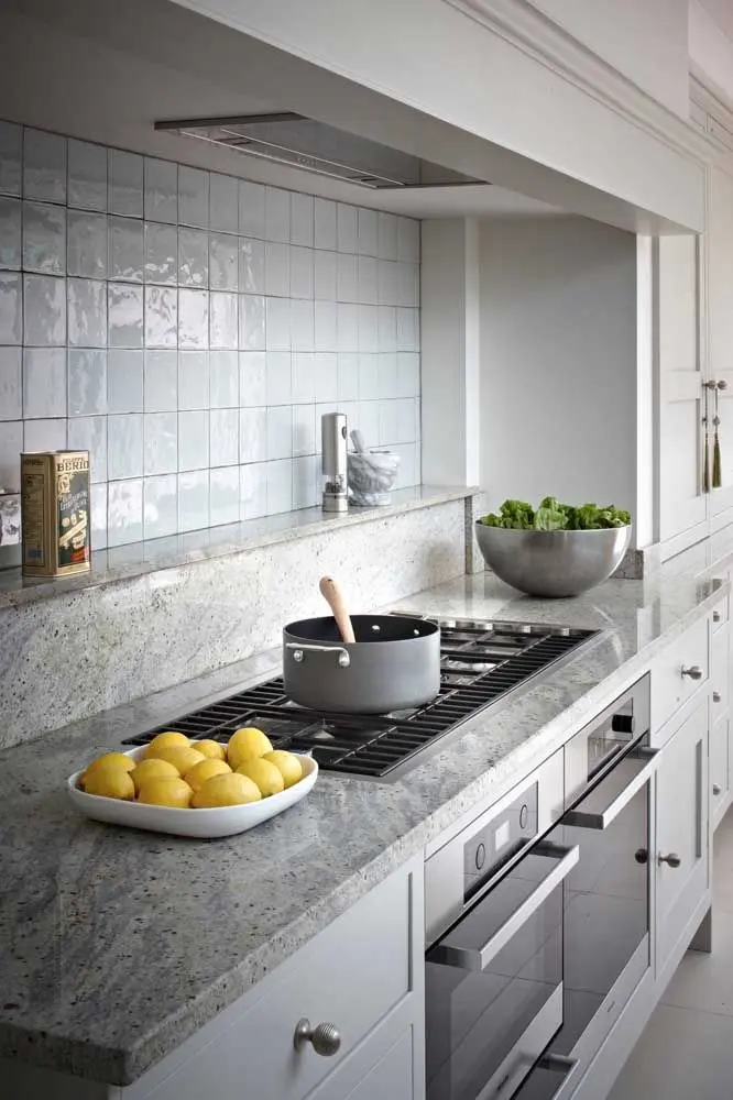 Granito cinza com armários brancos para cozinha moderna