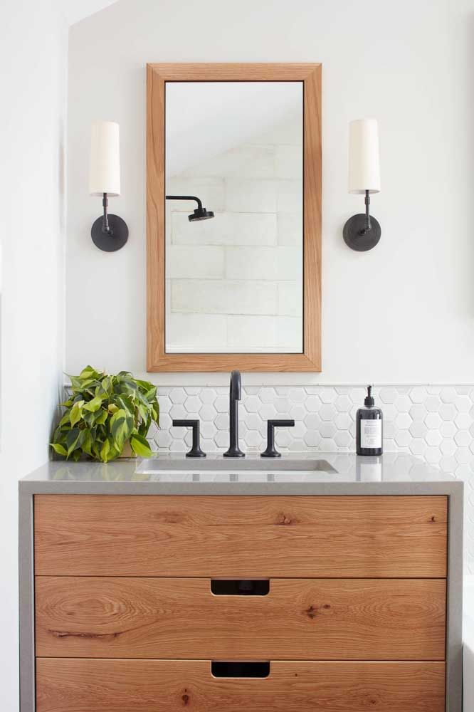 Granito cinza para banheiro com gabinete de madeira