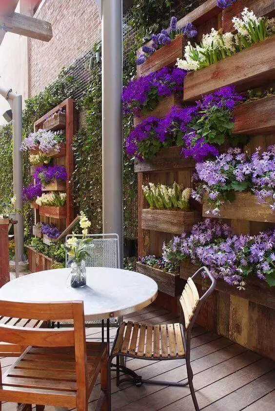 Ideias para jardim com flores violetas e móveis de madeira