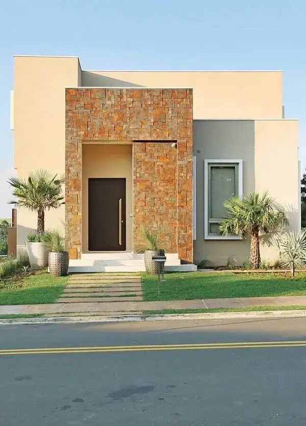 Invista em uma boa impermeabilização da fachada das casas com revestimento externo em pedra ferro. Fonte: Pinterest