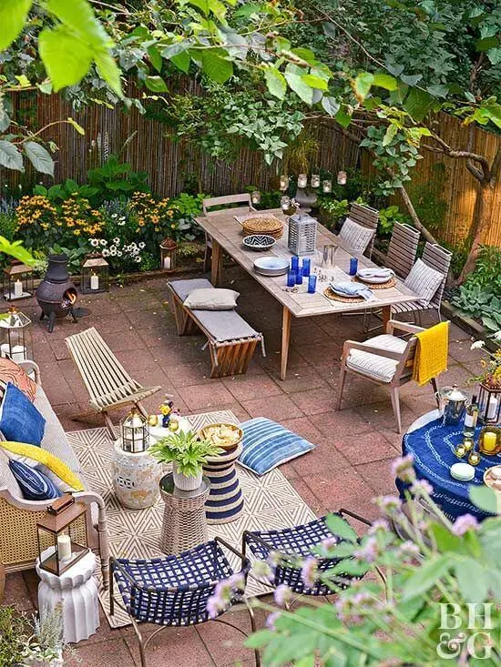 Jardim com mesa para área externa, cadeiras e poltronas confortáveis