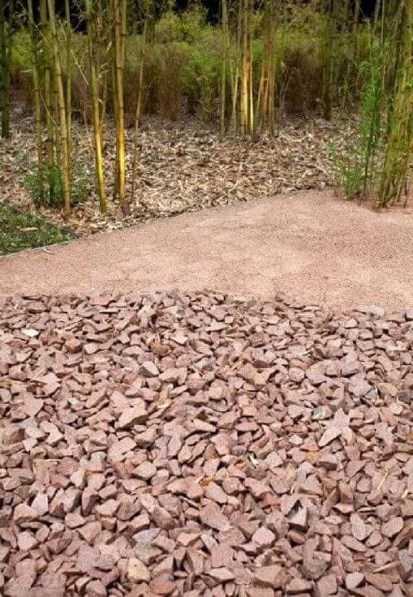 Jardim com pedras brita e bambus. Projeto de Alexandre Furcolin