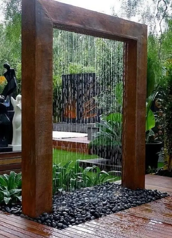 Jardim com pedras de rio e estrutura com quedas de água decoram a área externa. Fonte: Pinterest