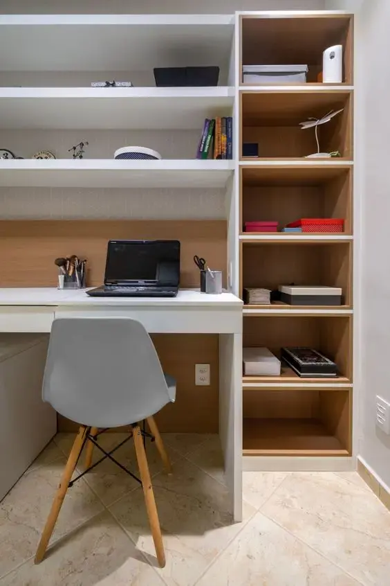 Mesa com armário de escritório e estante para documentos