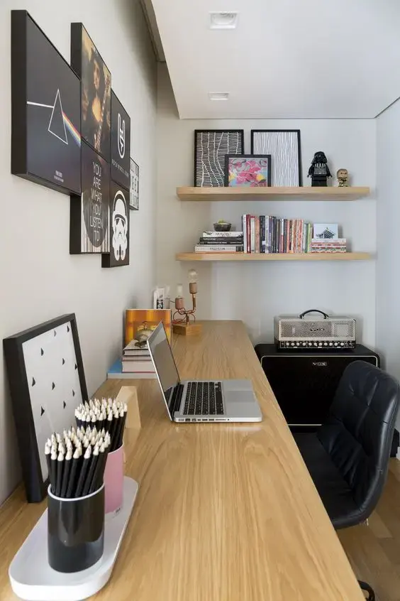 Mesa com armário de escritório pequeno no canto