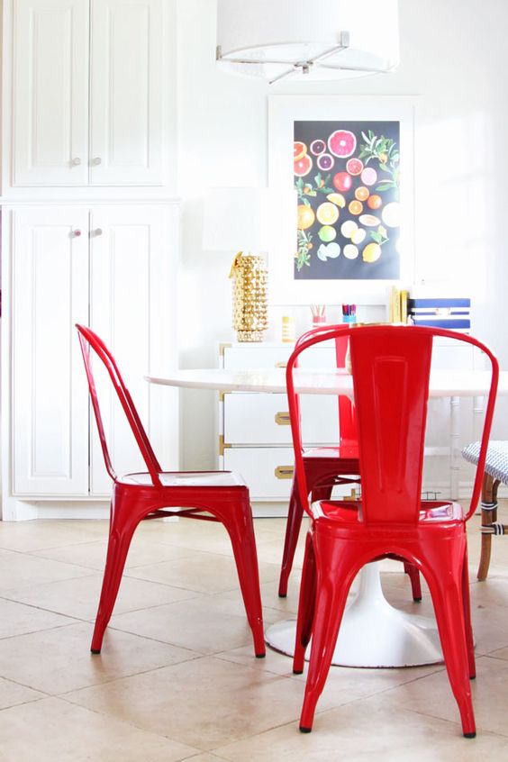 Mesa com cadeira vermelha