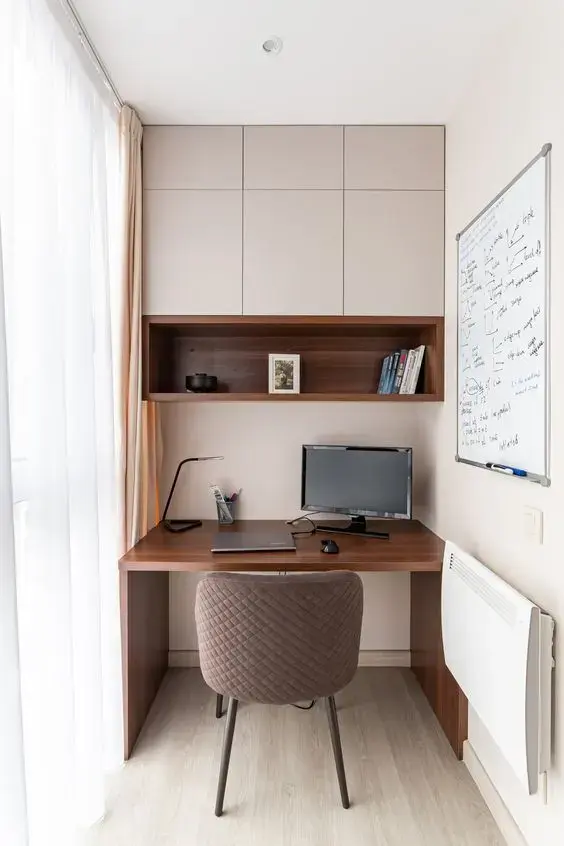 Mesa de escritório com armário de parede pequeno