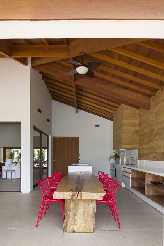 Mesa de madeira com cadeira allegra vermelha