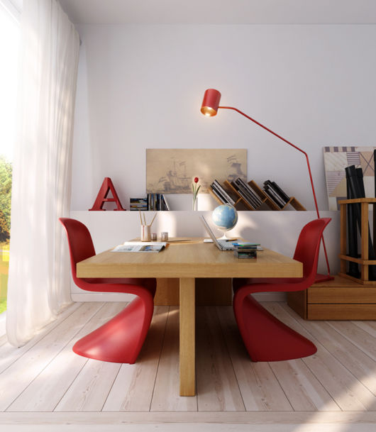 Mesa de madeira com cadeira vermelha