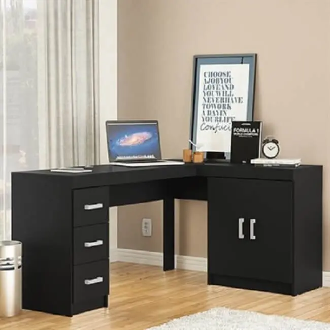 Mesa em L com armário e gaveteiro preto embutido. Fonte: Pinterest
