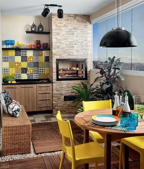 Mesa para sacada com churrasqueira e decoração amarela