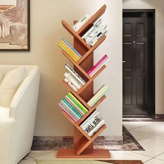 Mini estante para livros ao lado do sofá