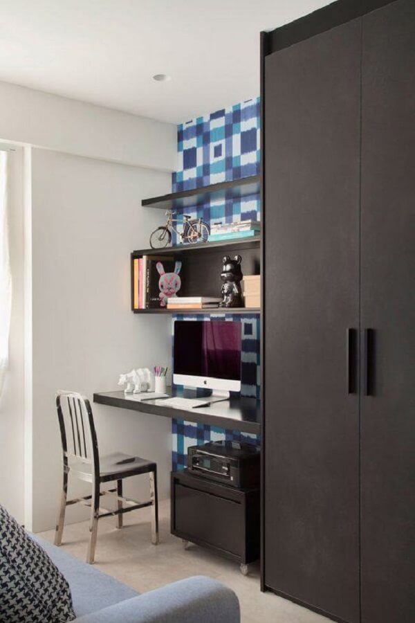 Modelo de home office com gaveteiro preto e papel de parede estampado. Fonte: Pinterest