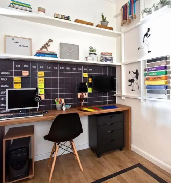 Mural de tarefas e gaveteiro preto com rodízios decoram o espaço de estudos e trabalho. Fonte: Pinterest
