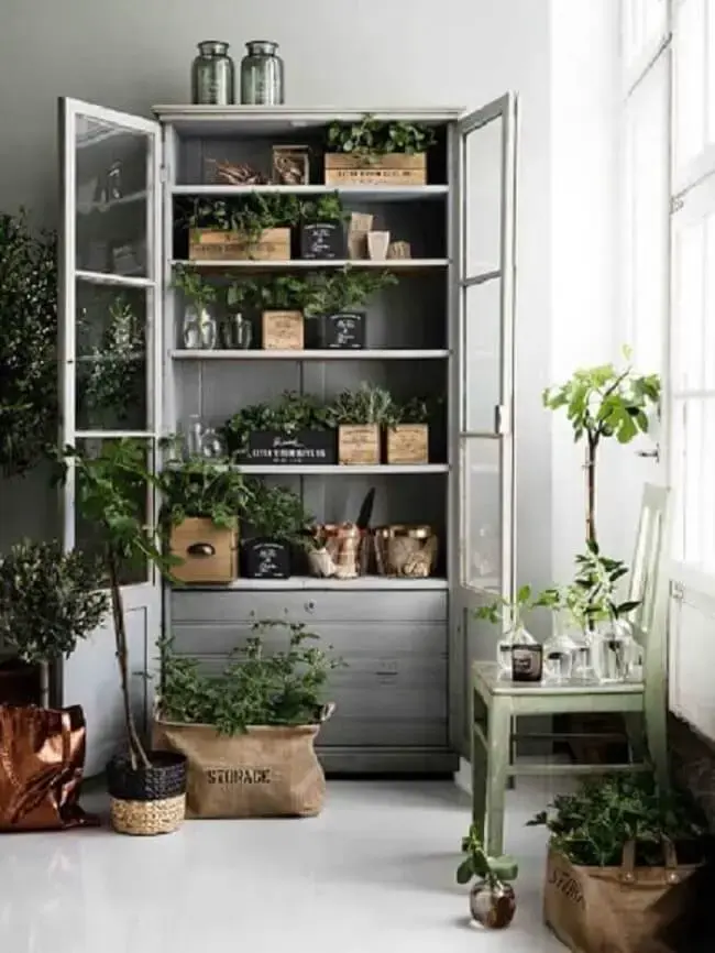 Na varanda ou terraço a cristaleira branca pode servir de apoio para vasos de plantas. Fonte: Studio Lab