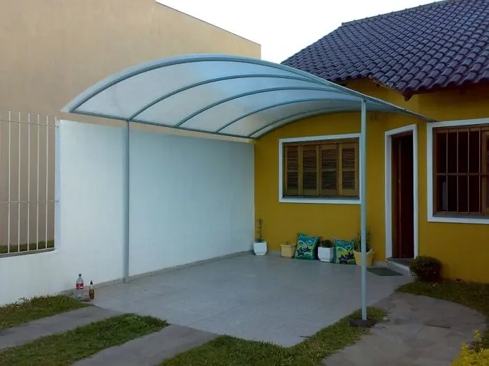 O design curvado é típico da cobertura para garagem de policarbonato. Fonte: Pinterest