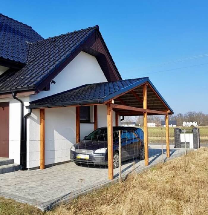 O design da cobertura para garagem segue o mesmo estilo de arquitetura da casa. Fonte: Pinterest