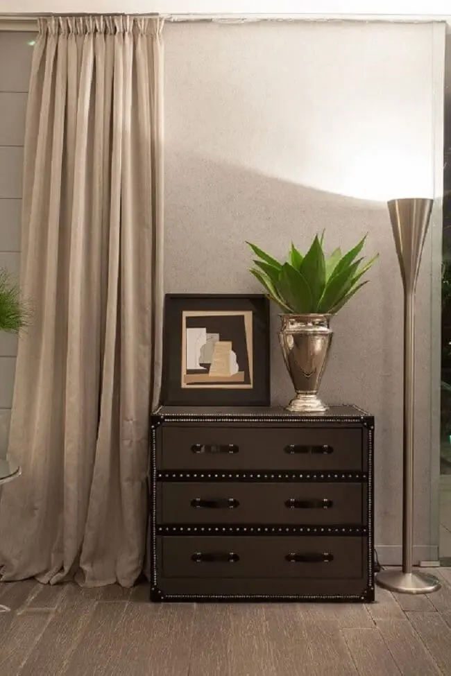 O gaveteiro preto pode ser utilizado em diferentes cômodos da casa. Projeto de Brunete Fraccaroli