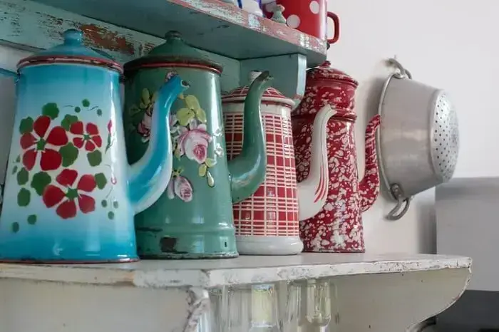 Peças artesanais em casa: a chaleira e a cumbuca de cerâmica são itens clássicos que ajudam na decoração. Fonte: Unsplash