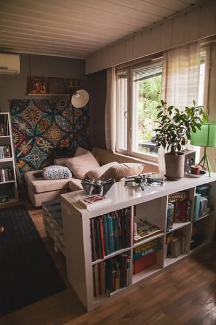 Peças artesanais em casa: você pode inserir elementos artesanais em sua sala de estar através de uma parede galeria. Fonte: Unsplash