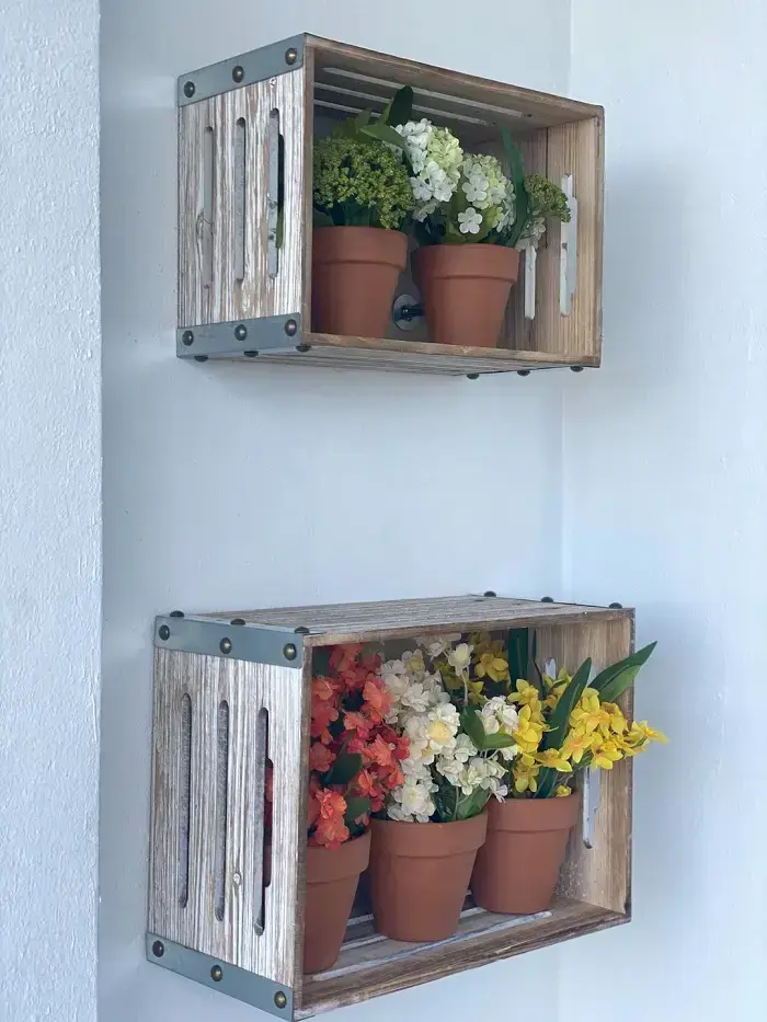 Peças artesanais em casa: os caixotes de madeira podem servir de apoio para vasos de plantas. Fonte: Unsplash