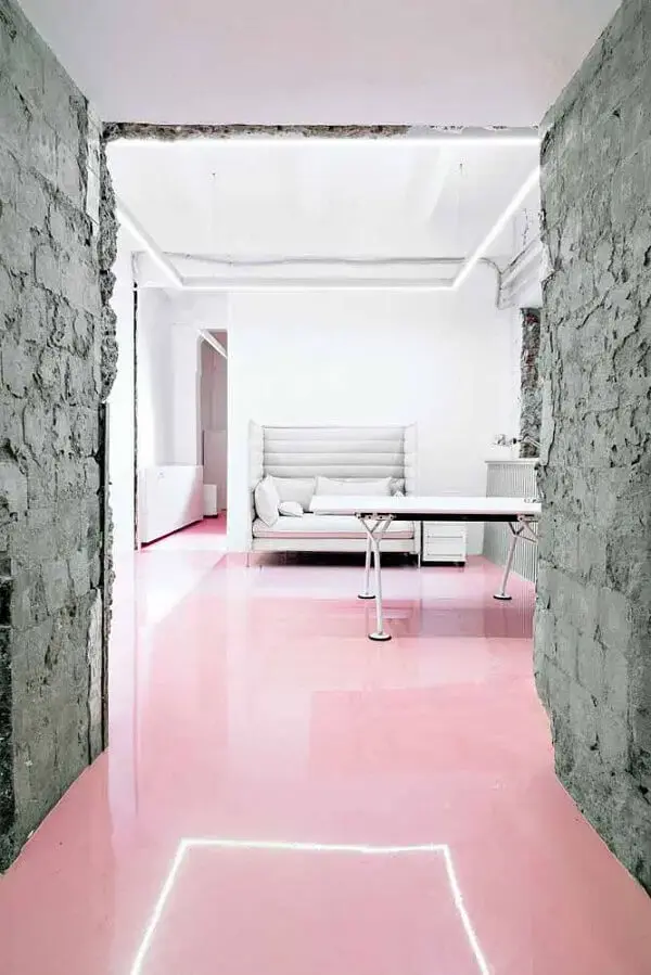 Sala com piso de porcelanato liquido cor de rosa