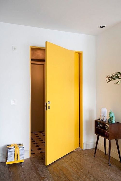 Porta amarela para sala de estar colorida