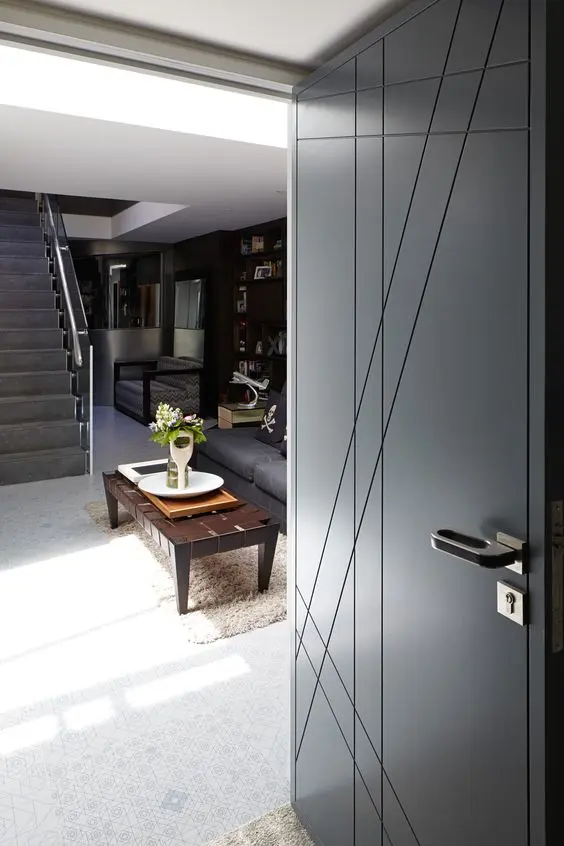 Porta de madeira para sala preta com móveis de madeira e sofá cinza