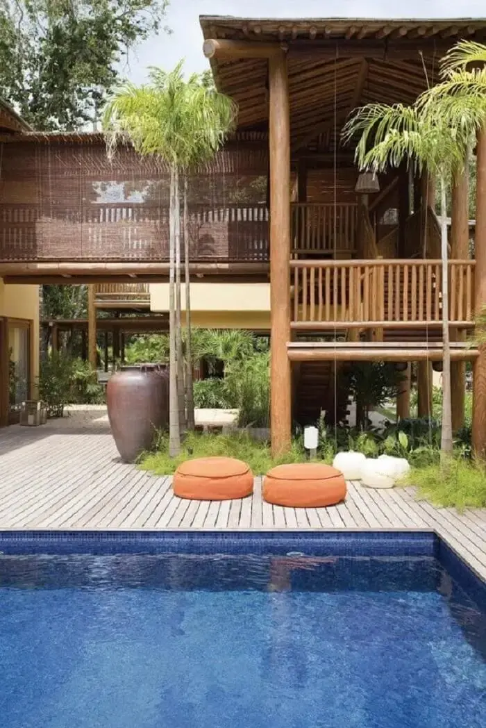 Projeto incrível com piscina quadrada grande com deck. Fonte: Pinterest