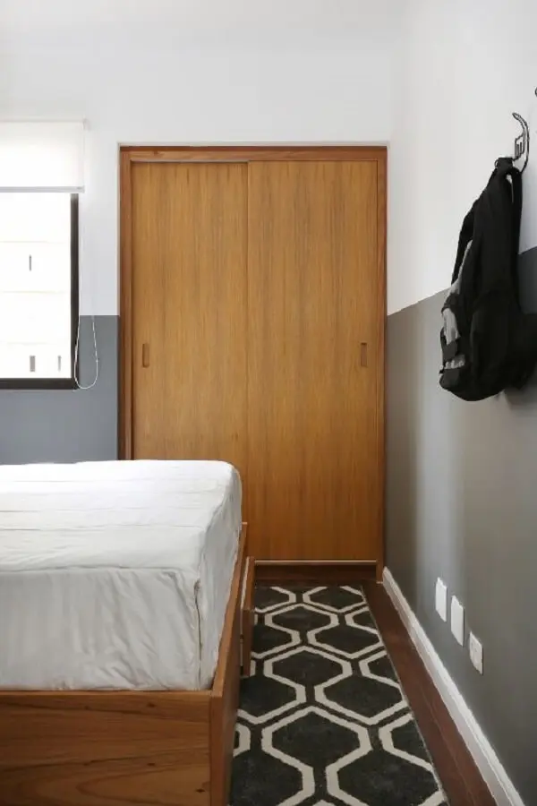 Quarto com móveis marrom: guarda roupa embutida feito em madeira otimiza o espaço do dormitório. Projeto de ACF Arquitetura