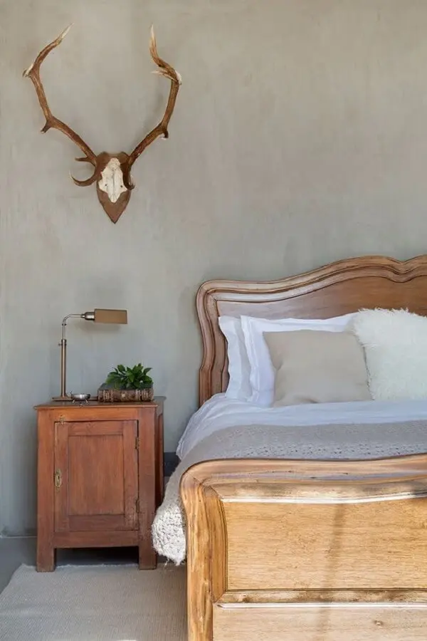 Quarto de casal marrom com cama de madeira clássica e criado mudo vintage. Fonte: Casa de Valentina