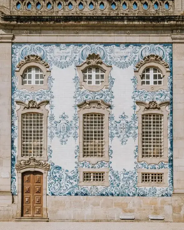 Revestimento de parede externa em cerâmica feito com azulejos portugueses. Fonte: Pinterest