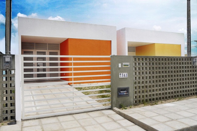 Revestimento para muro externo em concreto. Projeto de Martins Lucena