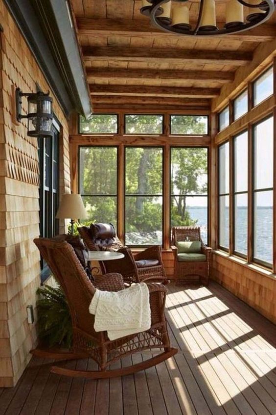 Sacada de madeira com janelas de vidro