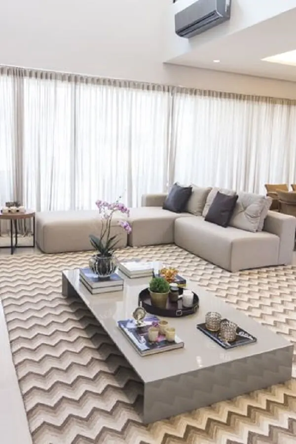 Sala clássica com tapete chevron e sofá bege