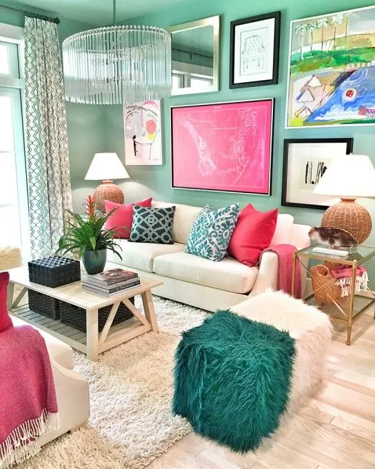 Sala colorida com piso bege de madeira e sofá claro