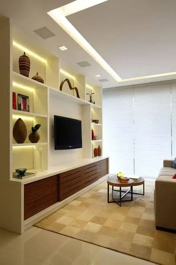 Sala com estante de gesso e armário de madeira para TV