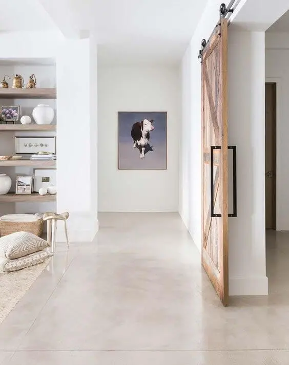 Sala com piso bege e decoração minimalista