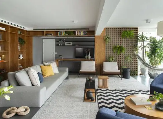 Sala com tapete chevron e sofá cinza