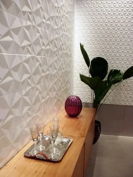 Sala de estar com porcelanato 3D branco e aparador de madeira para bar