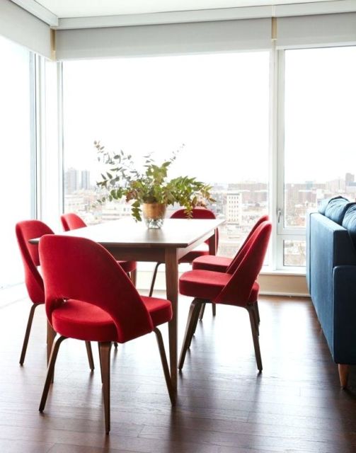Sala de jantar com cadeira vermelha