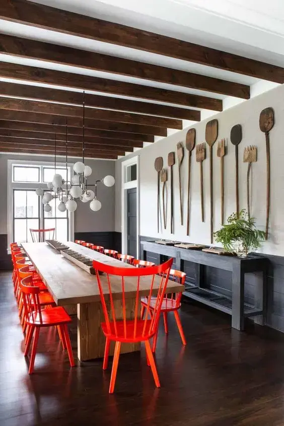 Sala de jantar com cadeira vermelha e decoração moderna